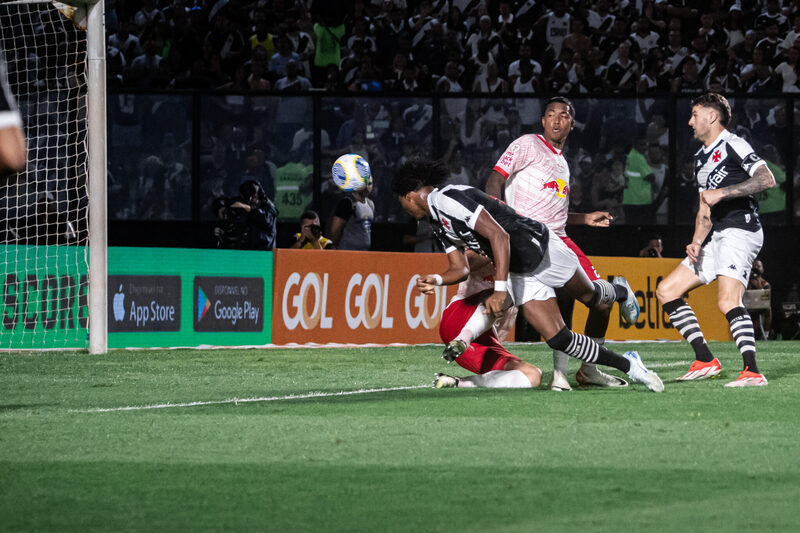 Vasco vs Bragantino - Đôi công mãn nhãn